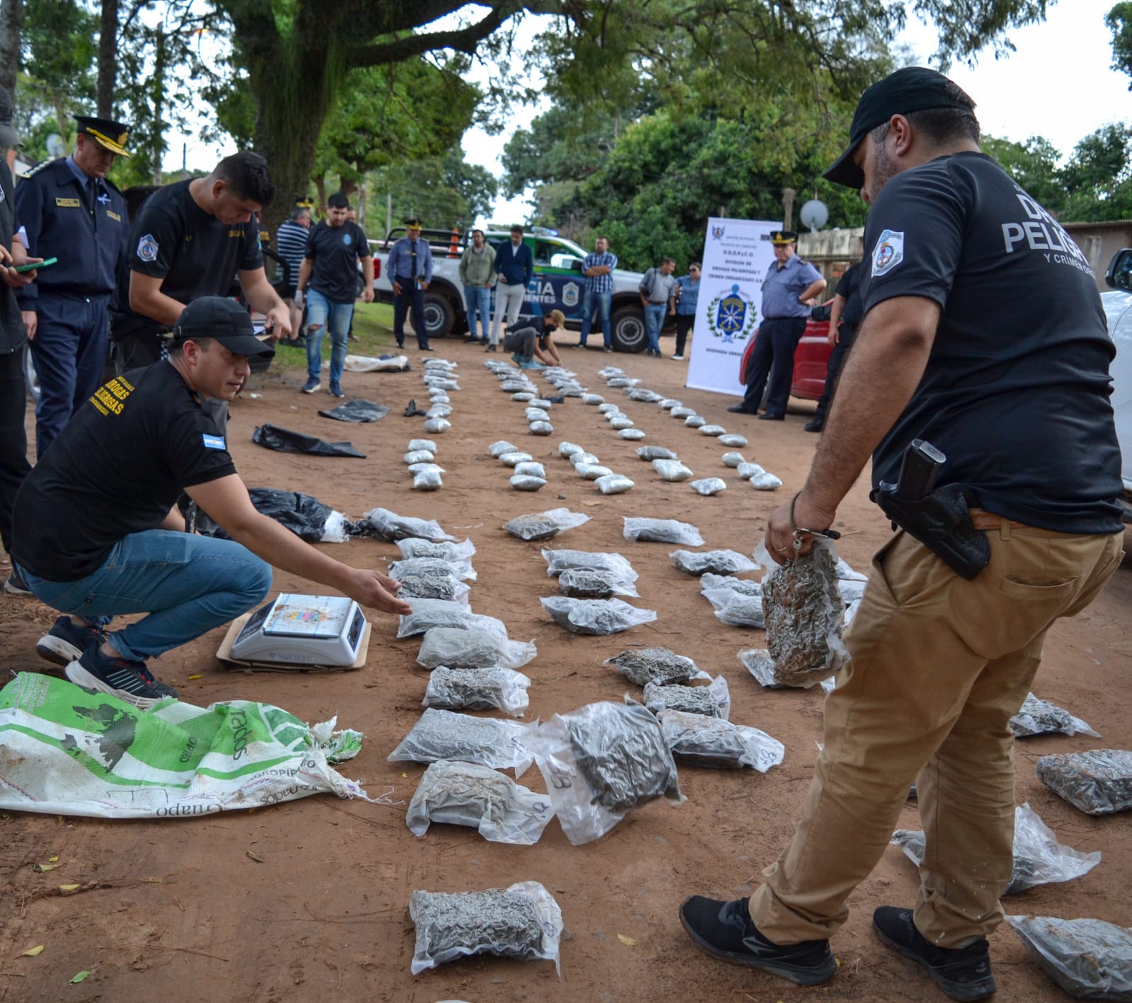 BARRIO CREMONTE :      La Policía Incautó 72 kilos de Marihuana tras una persecución, hay dos autos secuestrados, un detenido y cinco demorados