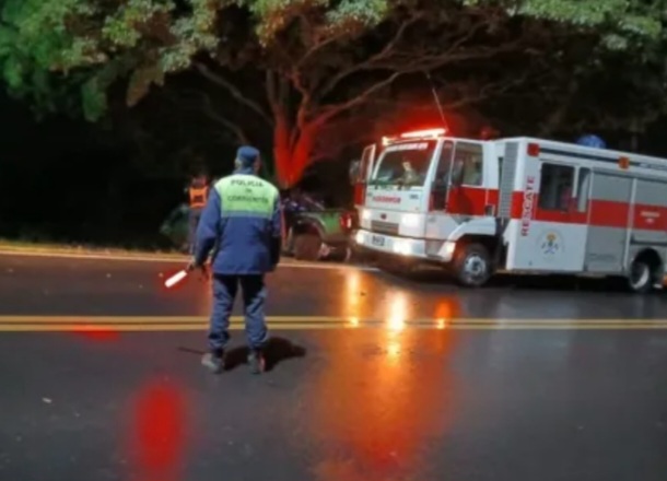 Perdi&oacute; el control de la camioneta , choc&oacute; un &aacute;rbol y falleci&oacute; 