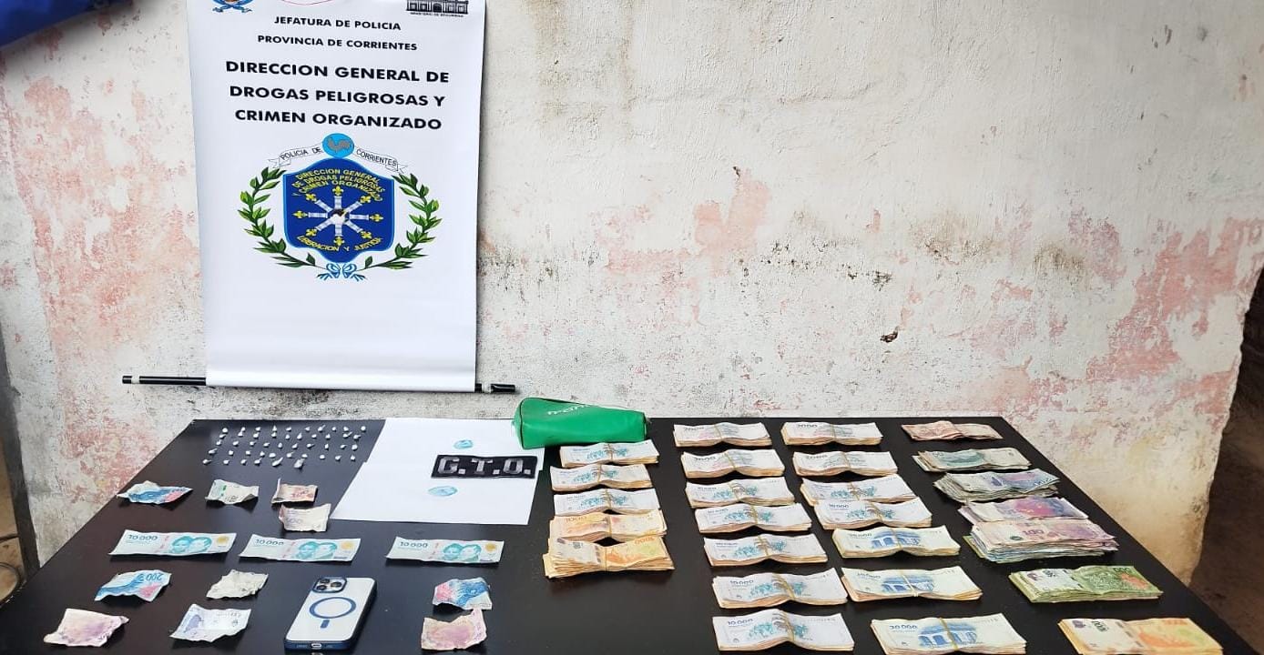 CALLE SIRACUSA AL N&deg;5070 :  La Polic&iacute;a tras diligenciar una orden de allanamiento, demoro a dos personas,  secuestro coca&iacute;na y  dinero en efectivo 