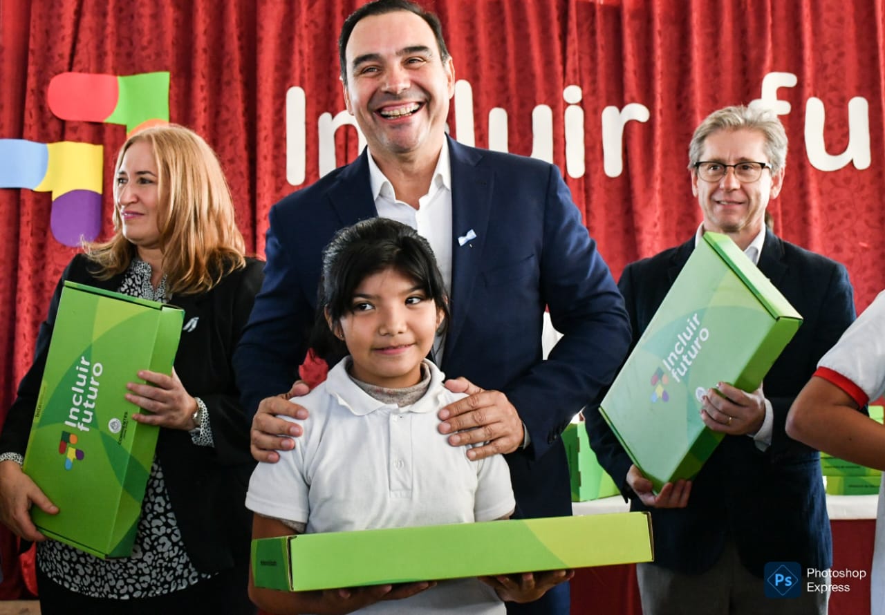 El gobernador Vald&eacute;s entreg&oacute; notebooks a m&aacute;s de 800 alumnos de Paso de los Libres