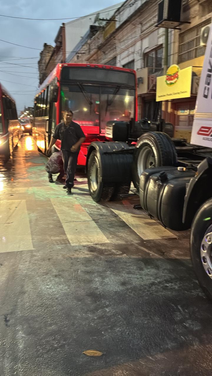 Colectivo de la empresa ERSA se prendi&oacute; fuego en pleno centro 