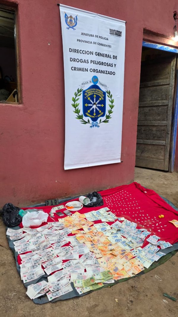 Diligenciando dos &oacute;rdenes de allanamiento, la Polic&iacute;a secuestr&oacute; 142 dosis y cuatro piedras de coca&iacute;na, adem&aacute;s, una importante suma de dinero