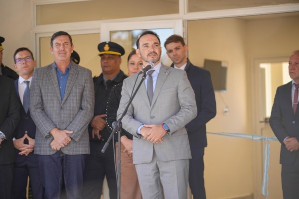 El gobernador Vald&eacute;s inaugur&oacute; la nueva comisar&iacute;a de Parada Pucheta