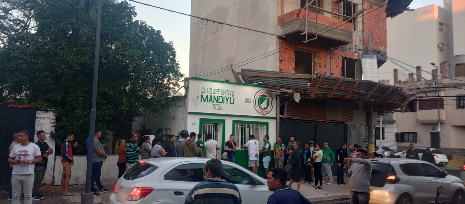 Largas filas para comprar entradas para el partido de Mandiy&uacute; 