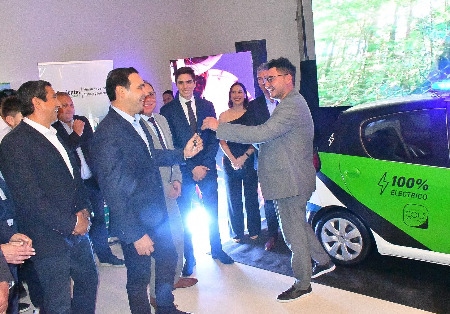 Vald&eacute;s recibi&oacute; las llaves del primer auto patrullero el&eacute;ctrico del pa&iacute;s de fabricaci&oacute;n correntina