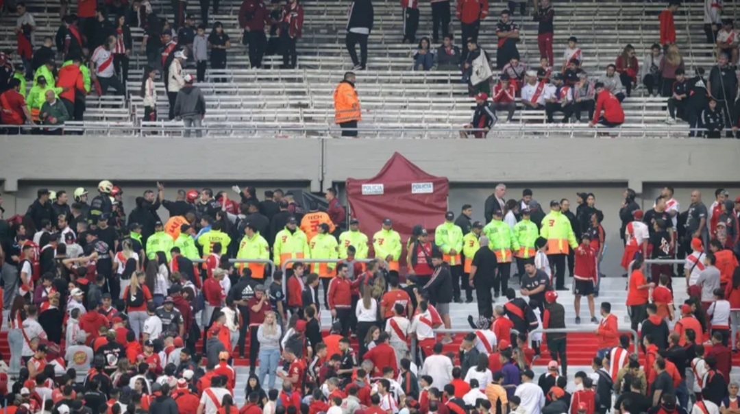 Tragedia en el Monumental: un hombre muri&oacute; al caer desde la tribuna y el partido se suspendi&oacute;