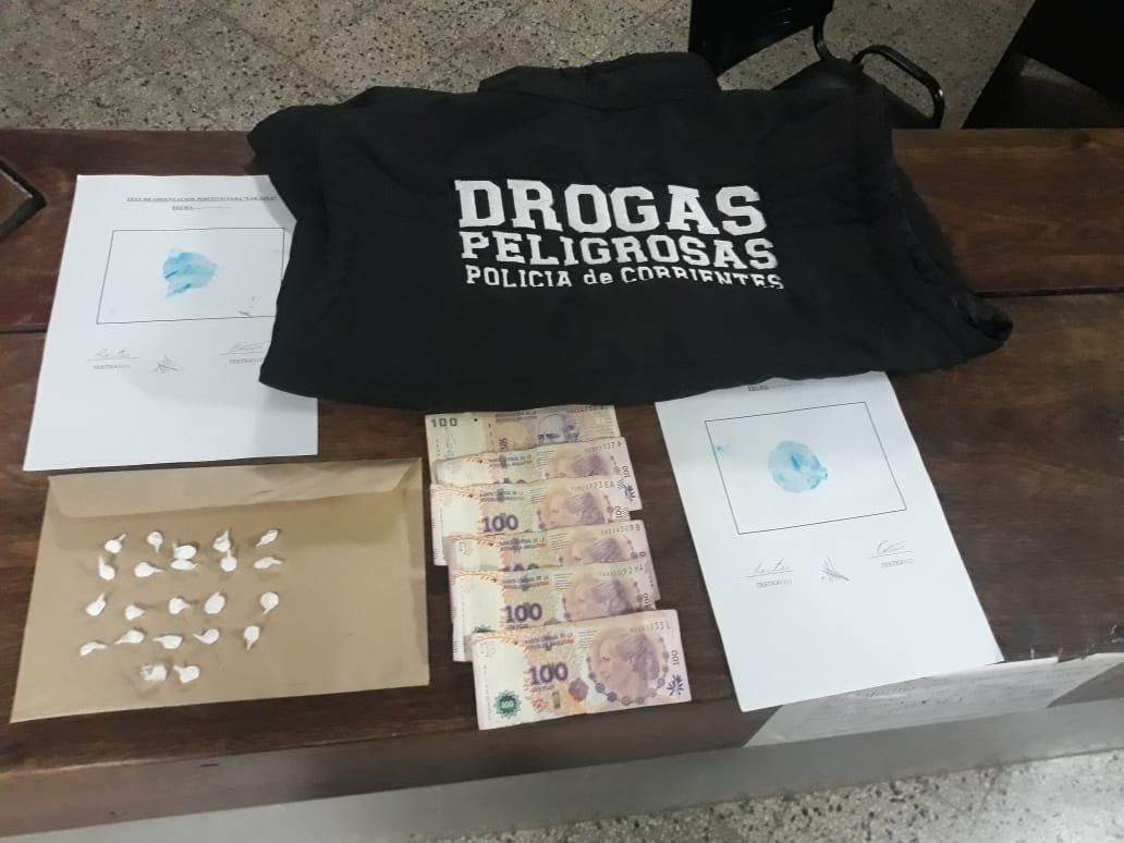 Detuvieron a un joven con varias bochitas de coca&iacute;na en su poder 