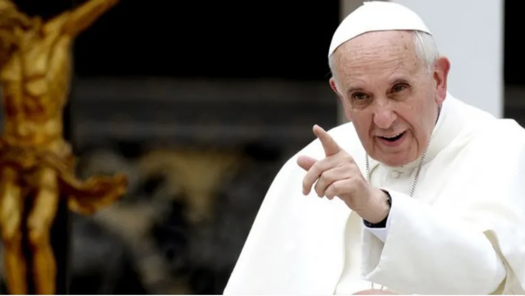 Operan al papa Francisco de urgencia por problemas intestinales