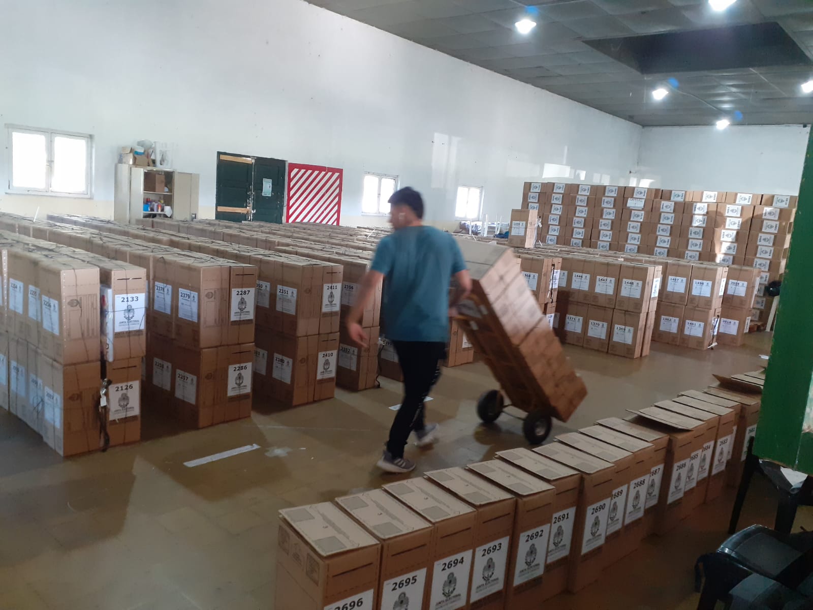 Comenz&oacute; la distribuci&oacute;n de las urnas de capital e interior 