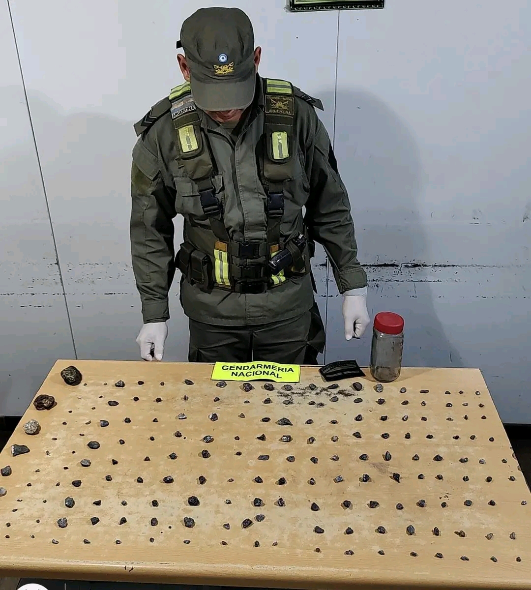 Puente : Detuvieron a un hombre con piezas de meteoritos 