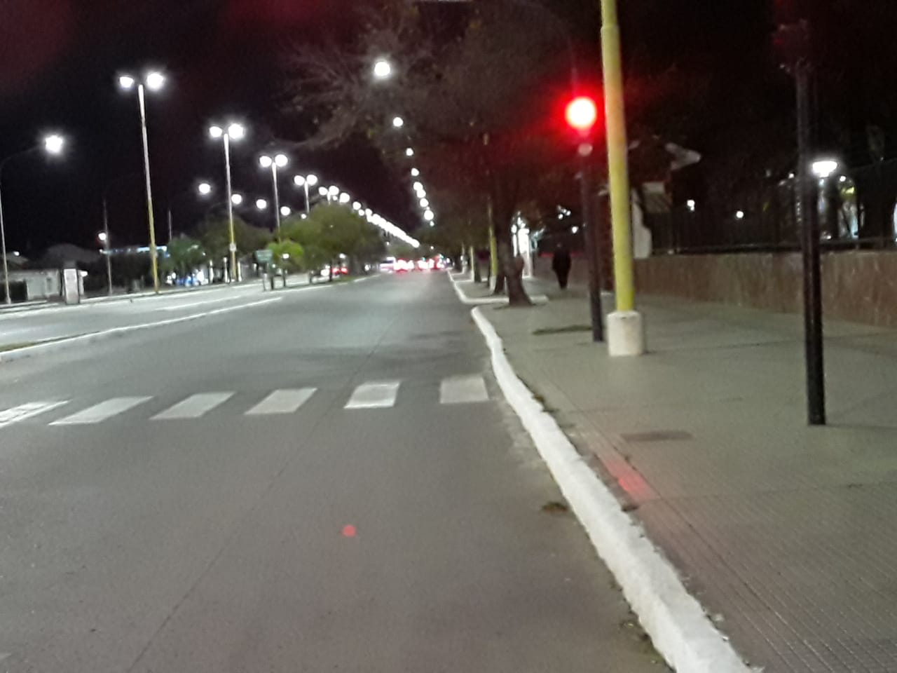 Calles desoladas y gente caminando es la postal que dej&oacute; la jornada sin colectivos en capital 