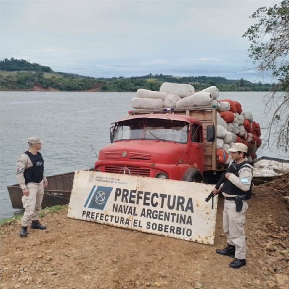 Exportaci&oacute;n ilegal en El Soberbio: Prefectura incaut&oacute; un cargamento de tabaco y soja en el r&iacute;o Uruguay