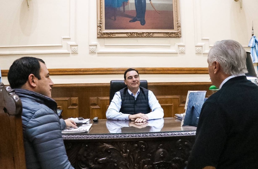 Vald&eacute;s mantuvo una reuni&oacute;n para hacer un seguimiento de las obras en la provincia e interior 