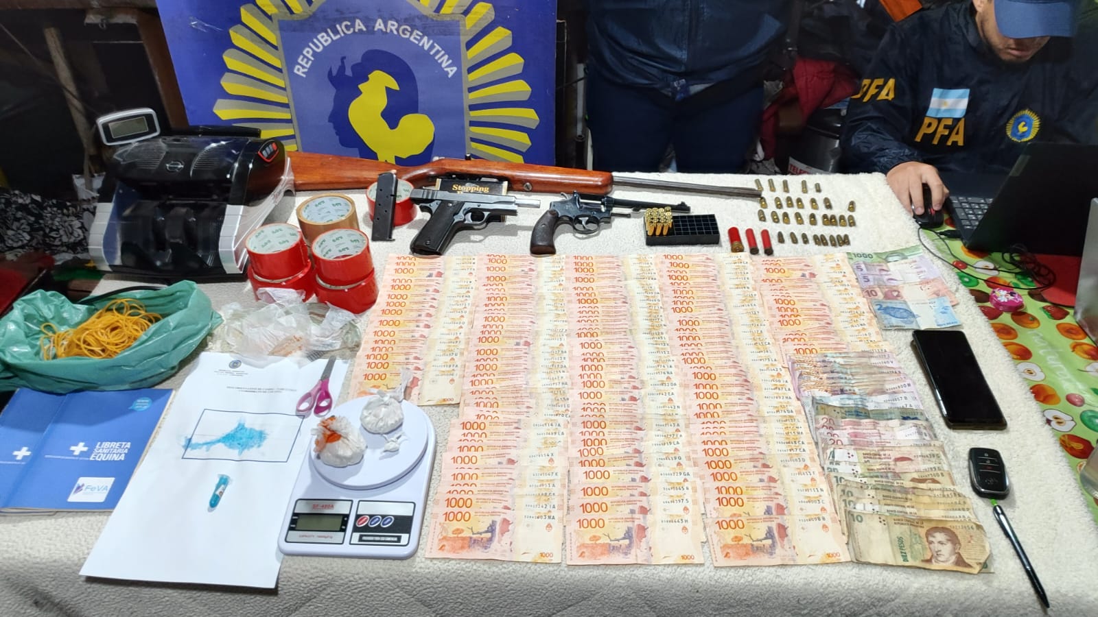Polic&iacute;a Federal realiz&oacute; varios allanamientos y secuestro droga y hasta caballos de carrera 
