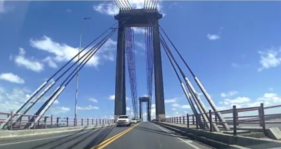 Puente Manuel Belgrano: Un joven intento arrojarse al r&iacute;o y fue detenido por efectivos policiales 