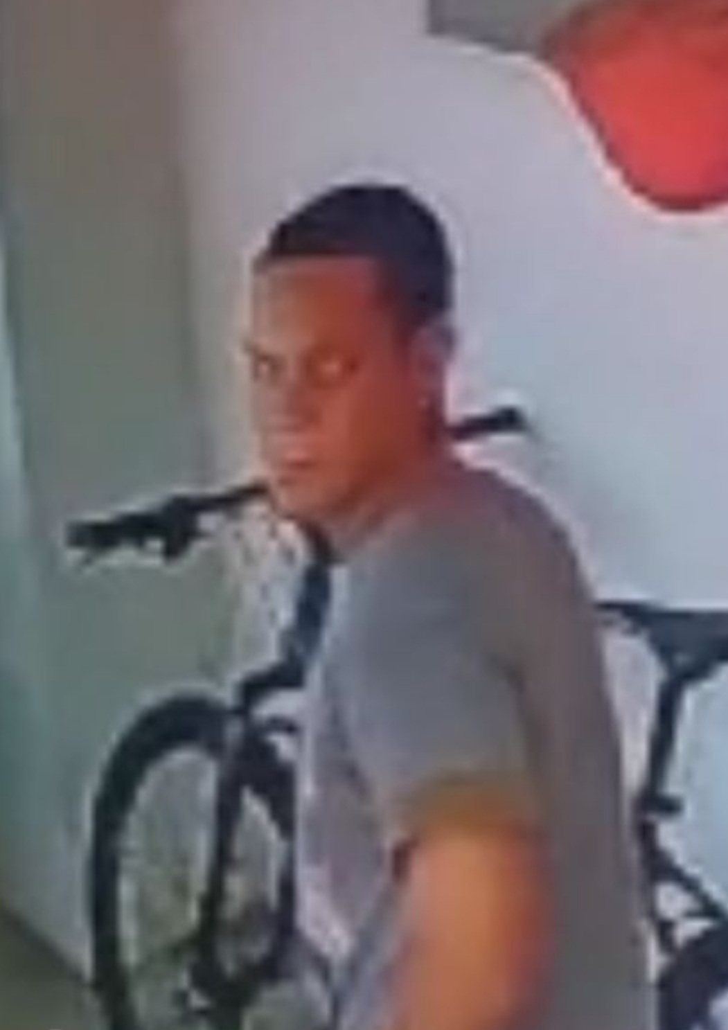 Delincuente robo una bicicleta valuada en $200.000 de un edificio 