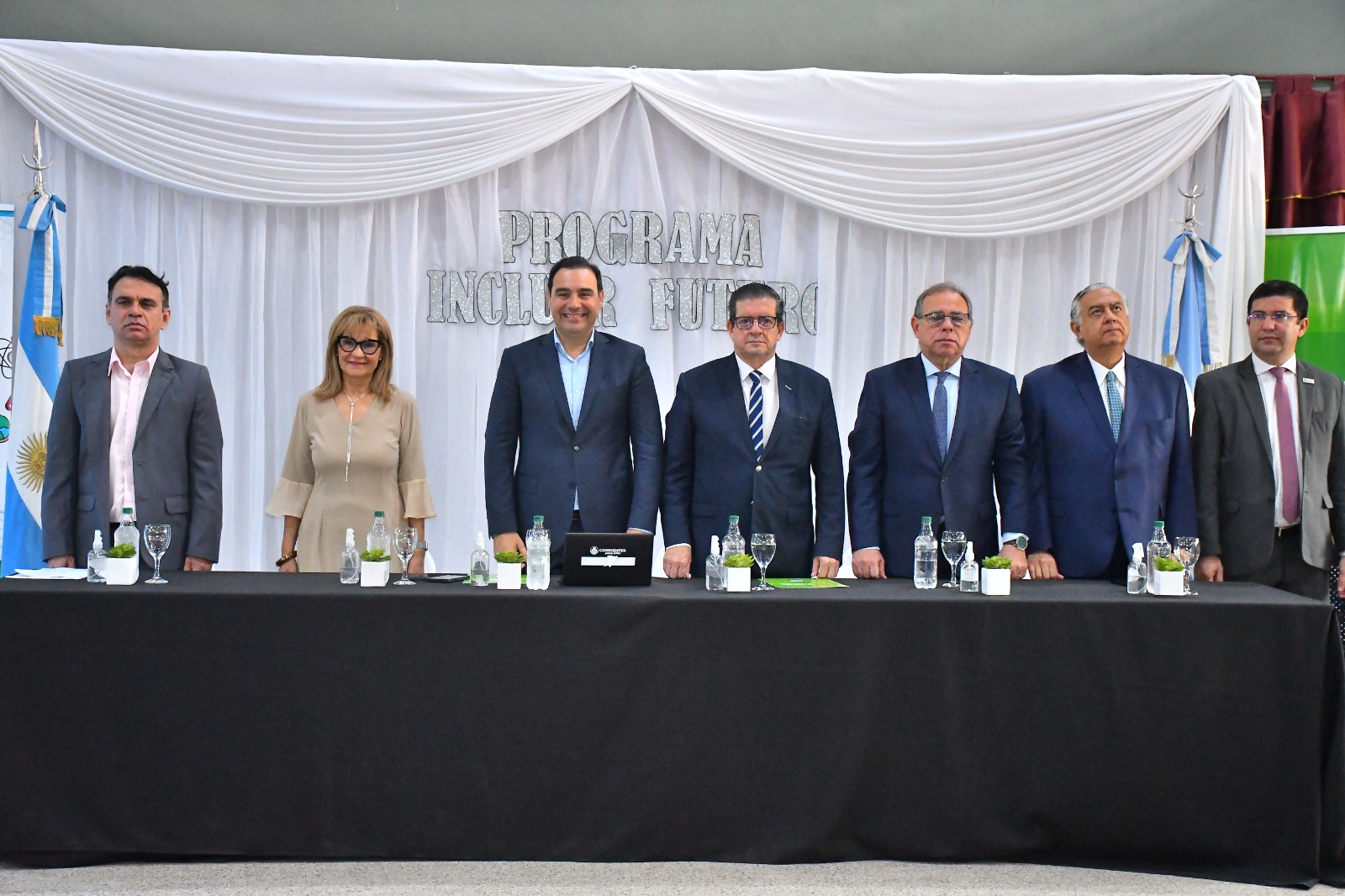 Vald&eacute;s entreg&oacute; m&aacute;s de 600 notebooks del programa Incluir Futuro en el colegio Eloy Ortega