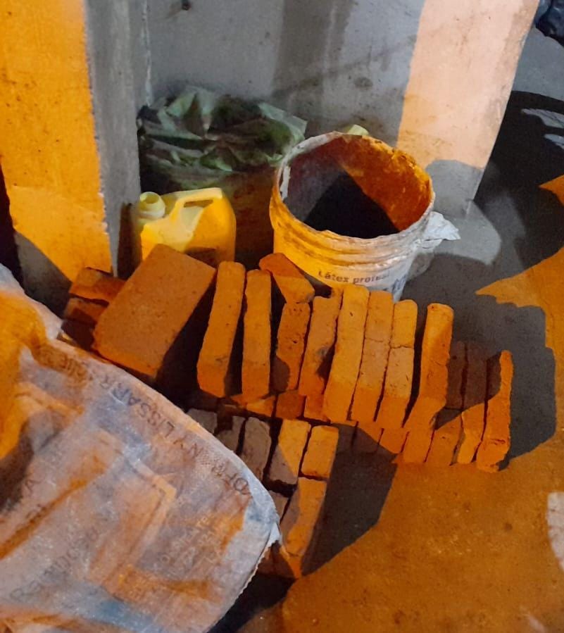 En operativo policial detuvieron a varias personas, uno de ellos robando ladrillos 