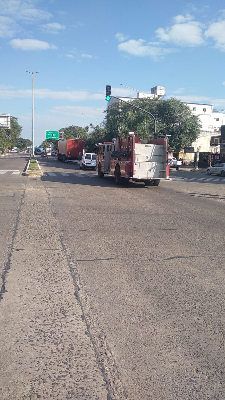 Piqueteros cortan la Av 3 De abril en reclamo por la ley de bases 