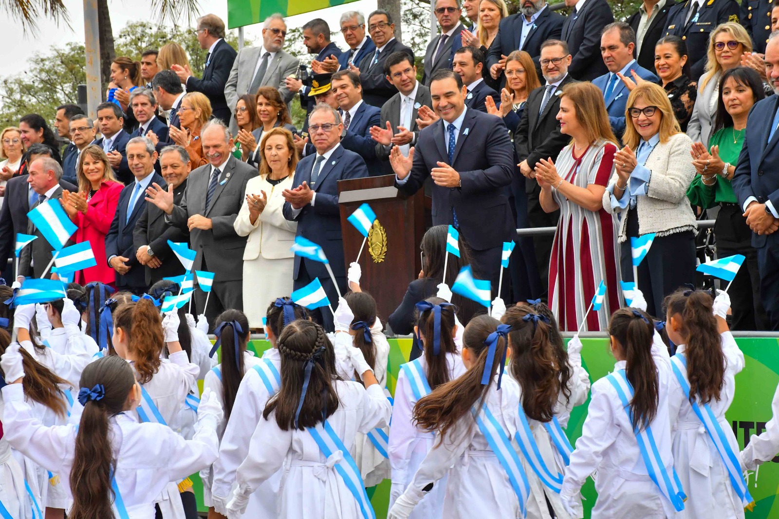 Vald&eacute;s tom&oacute; Juramento a 1.800 alumnos primarios de Capital