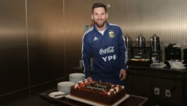 Lionel Messi festeja sus 37 a&ntilde;os en la concentraci&oacute;n de la copa am&eacute;rica 