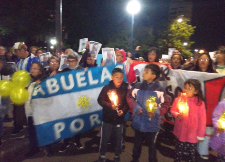 Capital: Cientos de personas marcharon pidiendo la aparici&oacute;n de Loan 