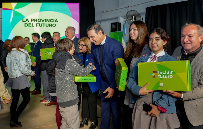 Valdés entregó 895 notebooks y valoró que la educación pública brinda oportunidades de construir futuro