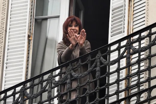 Cristina Kirchner presa en su domicilio y con tobillera electrónica