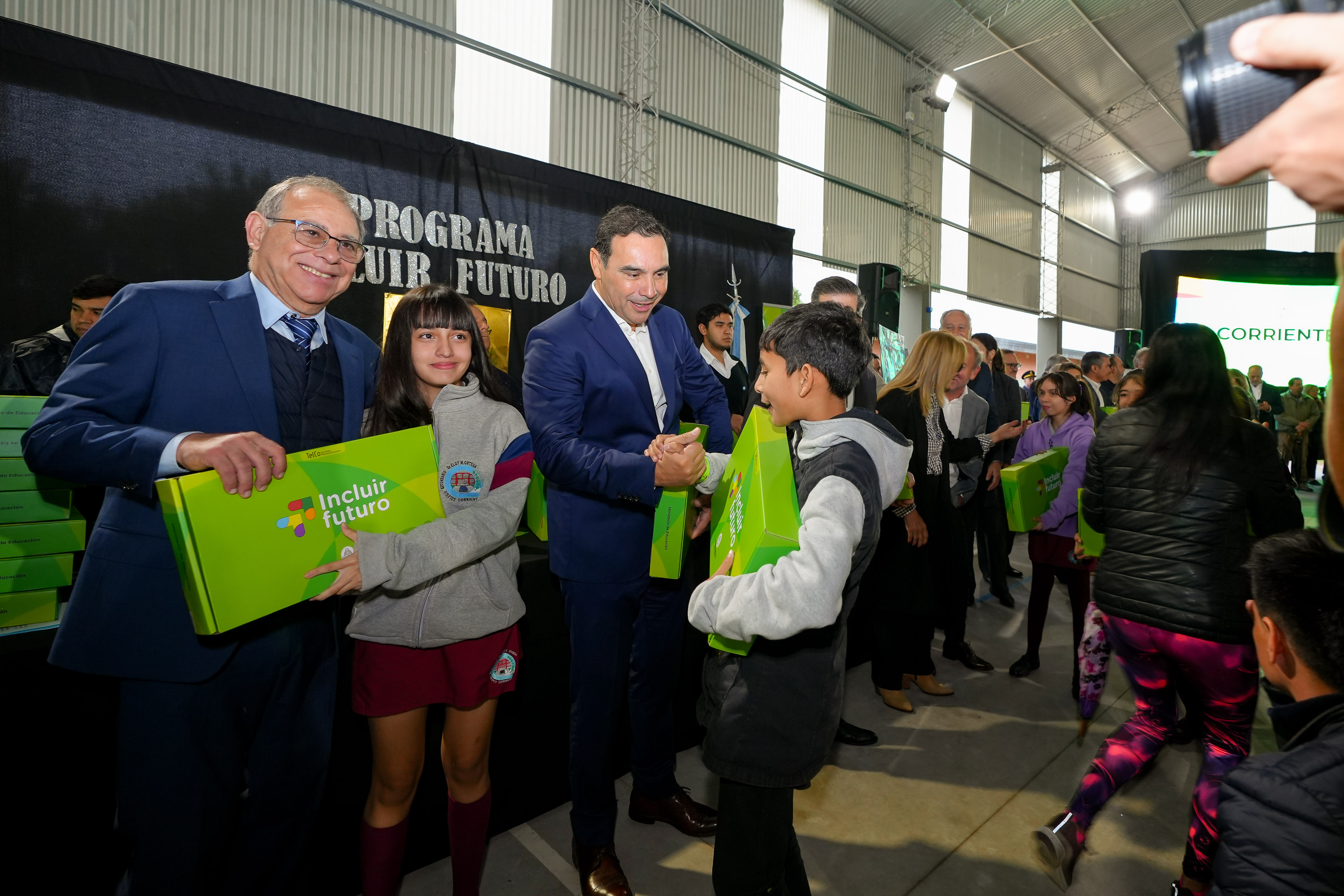 Valdés entregó notebooks del programa Incluir Futuro a estudiantes secundarios de Capital