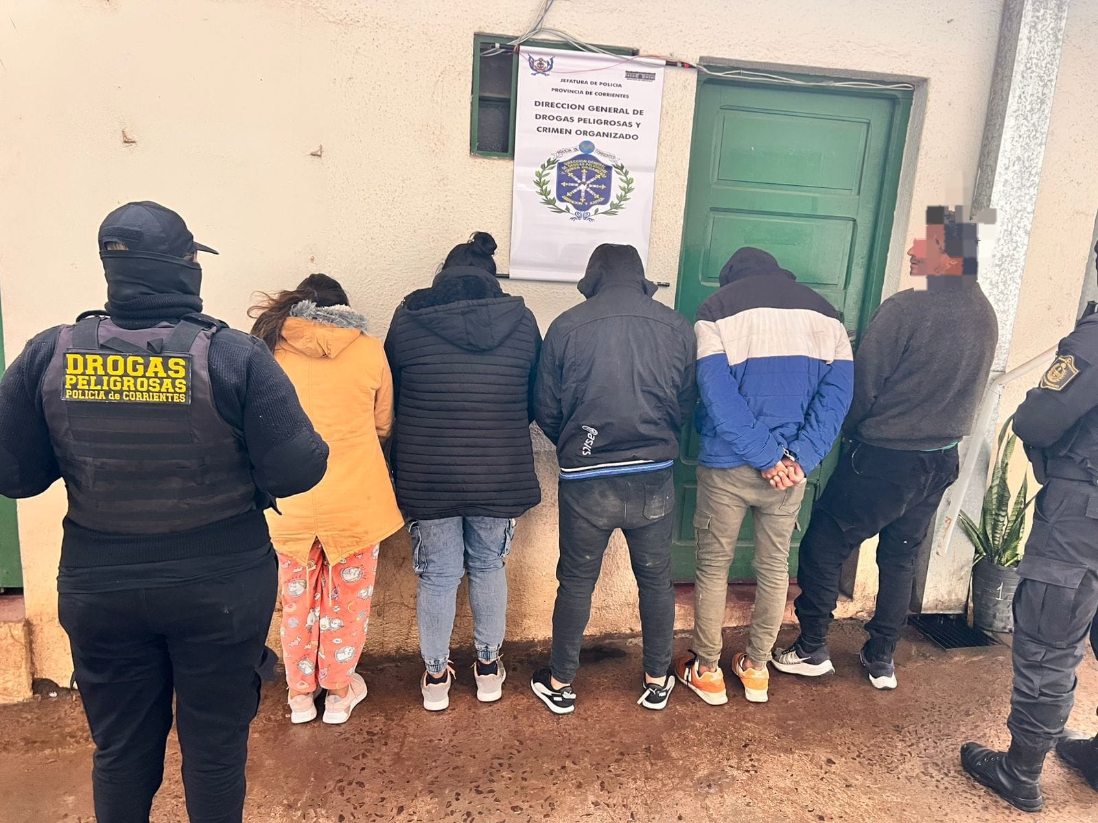 Tras tareas investigativas y allanamientos realizados, la Policía demoró a varias personas y secuestró elementos entres ellos “bochitas” de cocaína