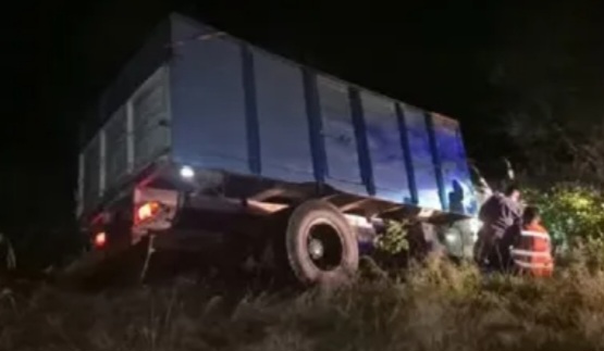 ESQUINA : Choque entre un cami&oacute;n y una moto deja una persona fallecida 