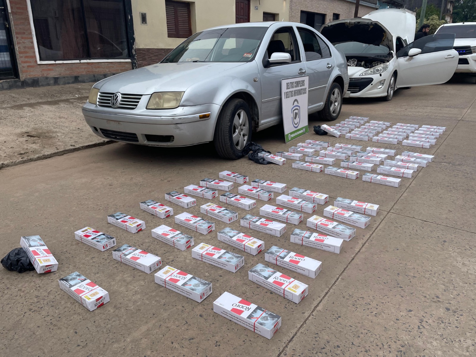 La Polic&iacute;a secuestr&oacute; en distintas circunstancias dos veh&iacute;culos automotores y en el interior de uno de ellos hallaron varias bresas de cigarrillos