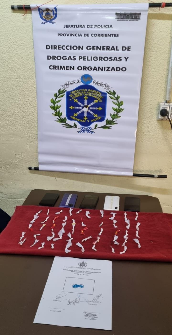 La Polic&iacute;a tras diligenciar una orden de allanamiento, secuestr&oacute; dosis de coca&iacute;na y tel&eacute;fonos celulares
