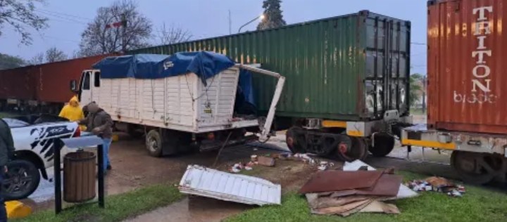Mocoreta : Tren colision&oacute; a un cami&oacute;n que intento cruzar las v&iacute;as 