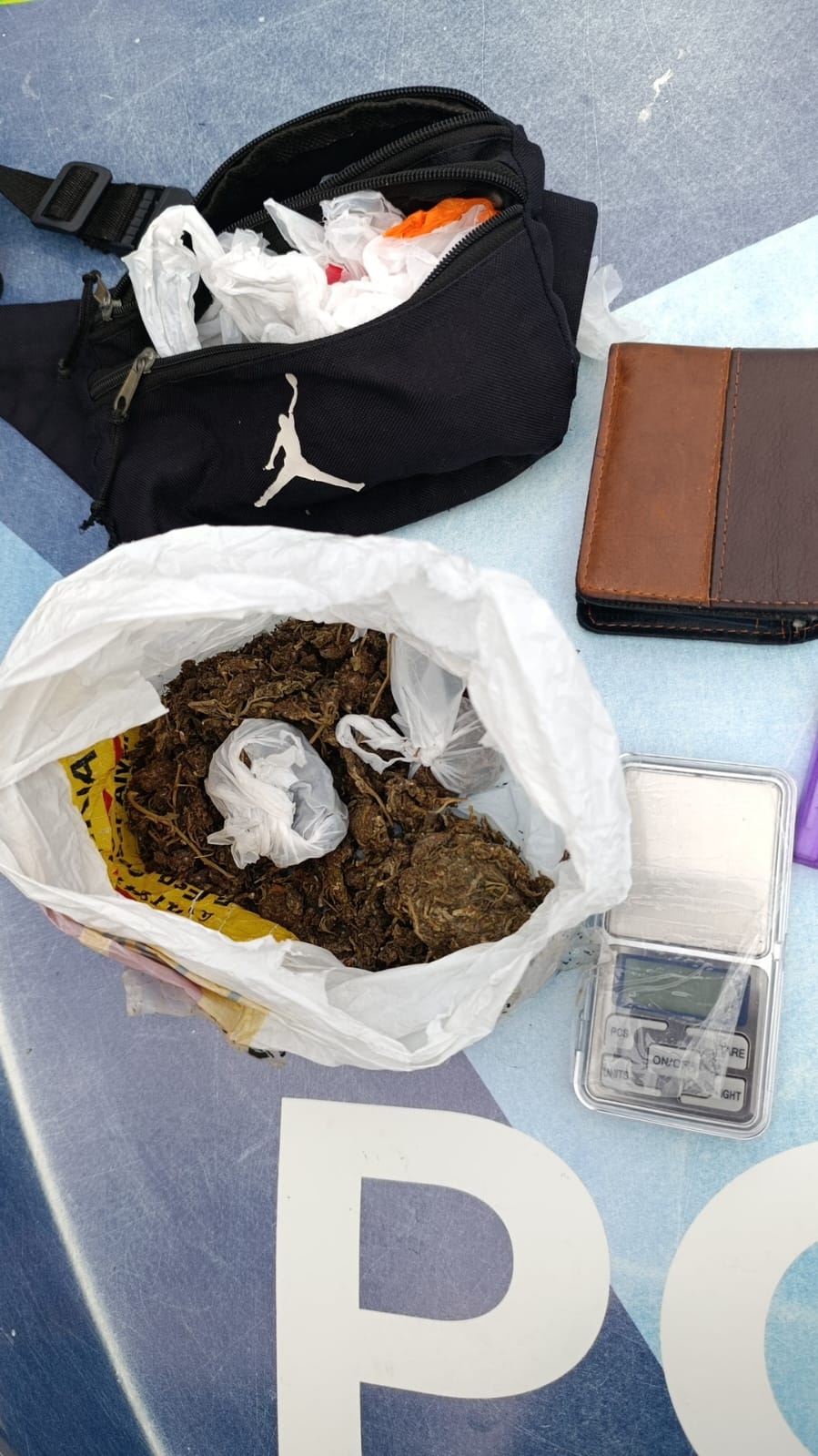 La Polic&iacute;a identific&oacute; y demor&oacute; a un menor, quien, entre sus pertenencias, llevaba marihuana 