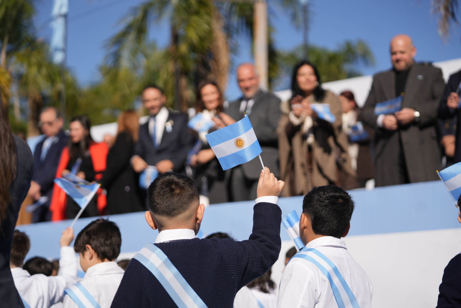 Vald&eacute;s encabez&oacute; el acto por el D&iacute;a de la Bandera y tom&oacute; la promesa a 3 mil estudiantes