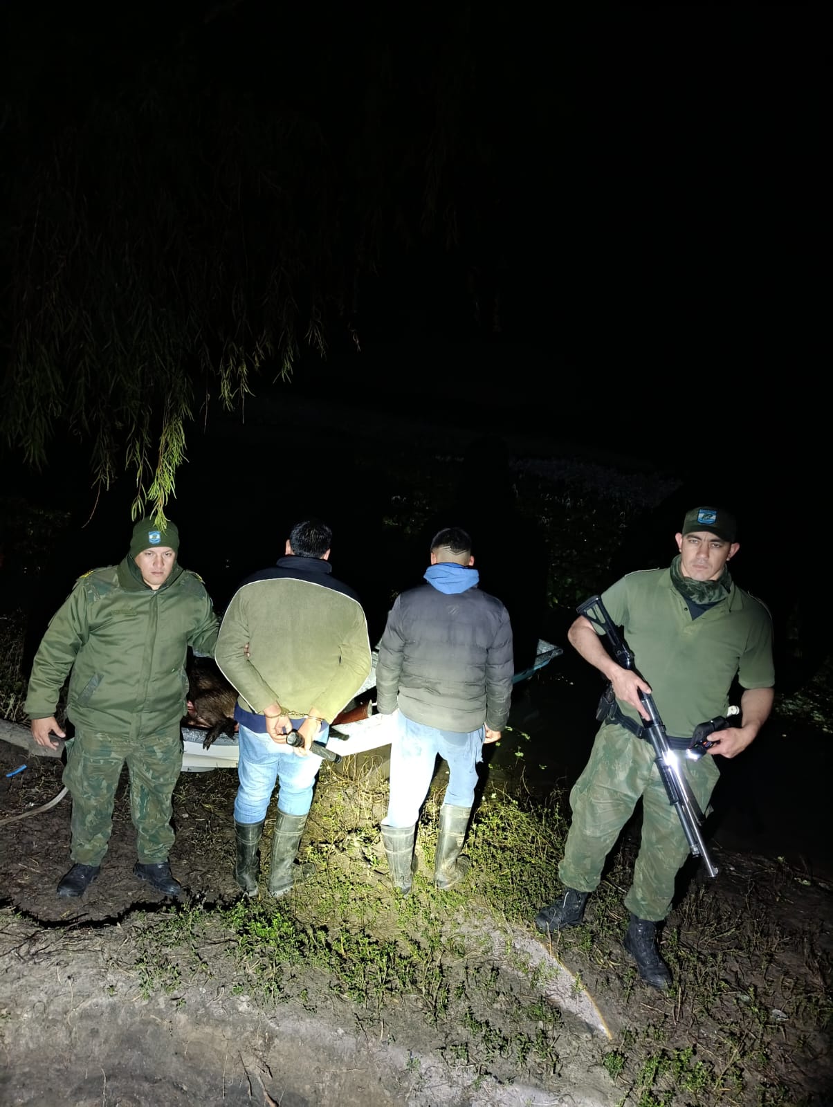 GOYA: La Polic&iacute;a aprehendi&oacute; a dos hombres y secuestr&oacute; un arma de fuego, una embarcaci&oacute;n y cinco carpinchos