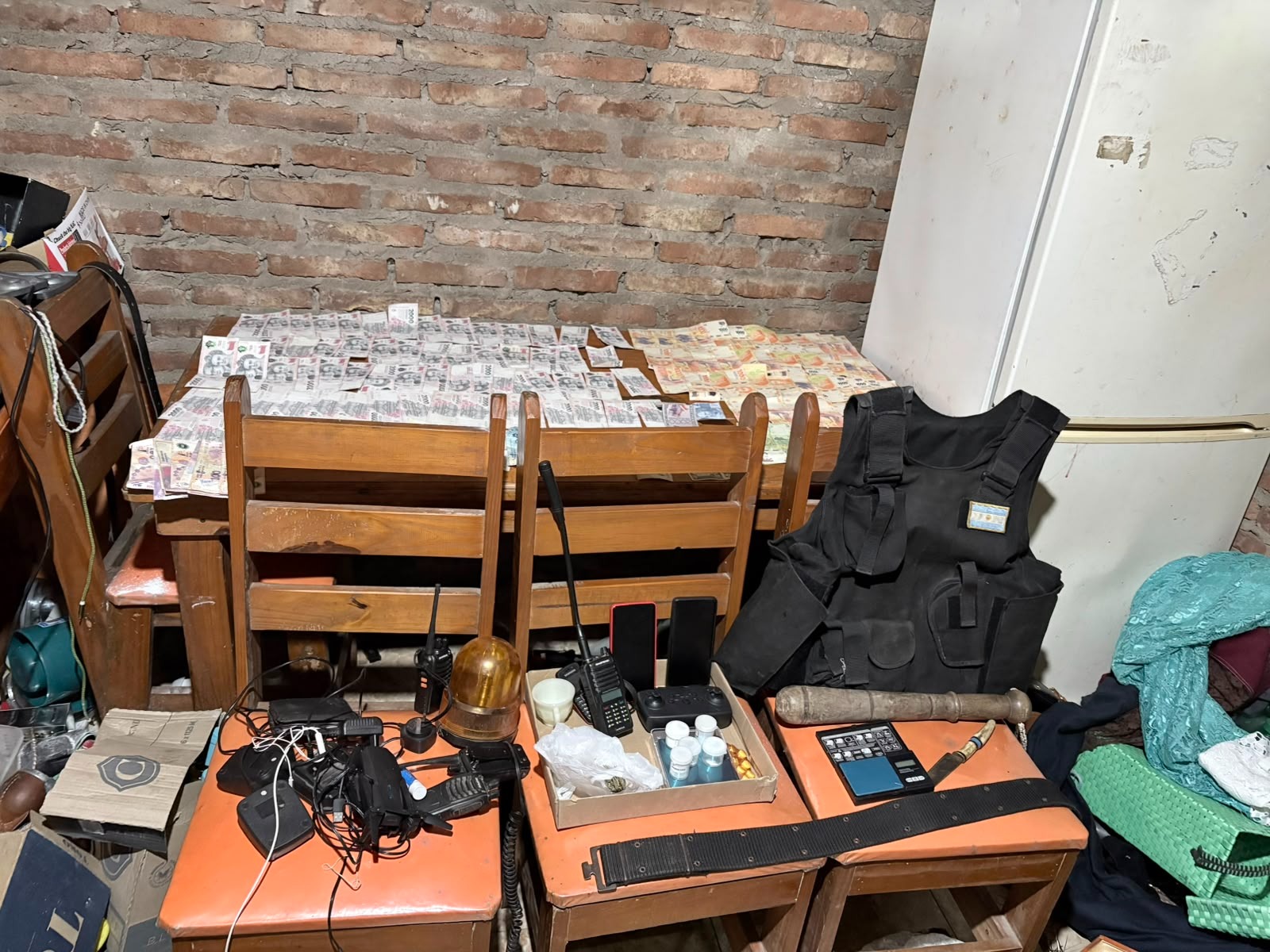 SANTA LUC&Iacute;A: La Polic&iacute;a diligenci&oacute; &oacute;rdenes de allanamiento, secuestrando motocicletas, radio handys, dinero en efectivo, tel&eacute;fonos celulares, siete plantas de marihuana y dosis de coca&iacute;na