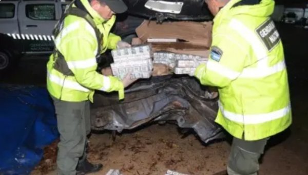 Paso De La Patria : Auto cargado con cigarrillos escapo de un control y termin&oacute; volcando