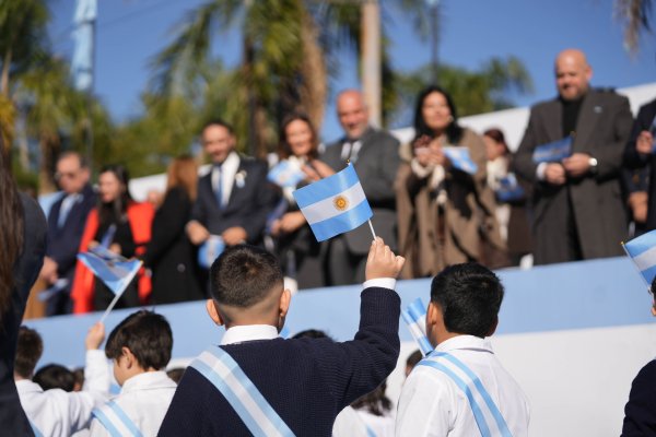 Vald&eacute;s encabez&oacute; el acto por el D&iacute;a de la Bandera y tom&oacute; la promesa a 3 mil estudiantes