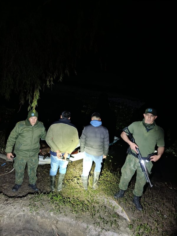 GOYA: La Polic&iacute;a aprehendi&oacute; a dos hombres y secuestr&oacute; un arma de fuego, una embarcaci&oacute;n y cinco carpinchos