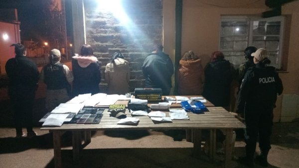 Paso De Los Libres: La Polic&iacute;a realiz&oacute; cinco allanamientos donde secuestro droga, dinero en efectivo y detuvo a 6 personas 