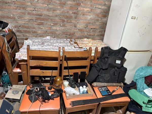 SANTA LUC&Iacute;A: La Polic&iacute;a diligenci&oacute; &oacute;rdenes de allanamiento, secuestrando motocicletas, radio handys, dinero en efectivo, tel&eacute;fonos celulares, siete plantas de marihuana y dosis de coca&iacute;na