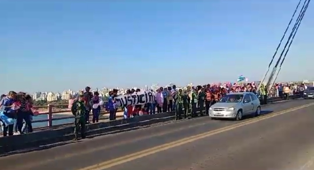 Un mes sin  Cecilia Strzyzowski:Multitudinaria marcha en el puente Manuel Belgrano en pedido de justicia 