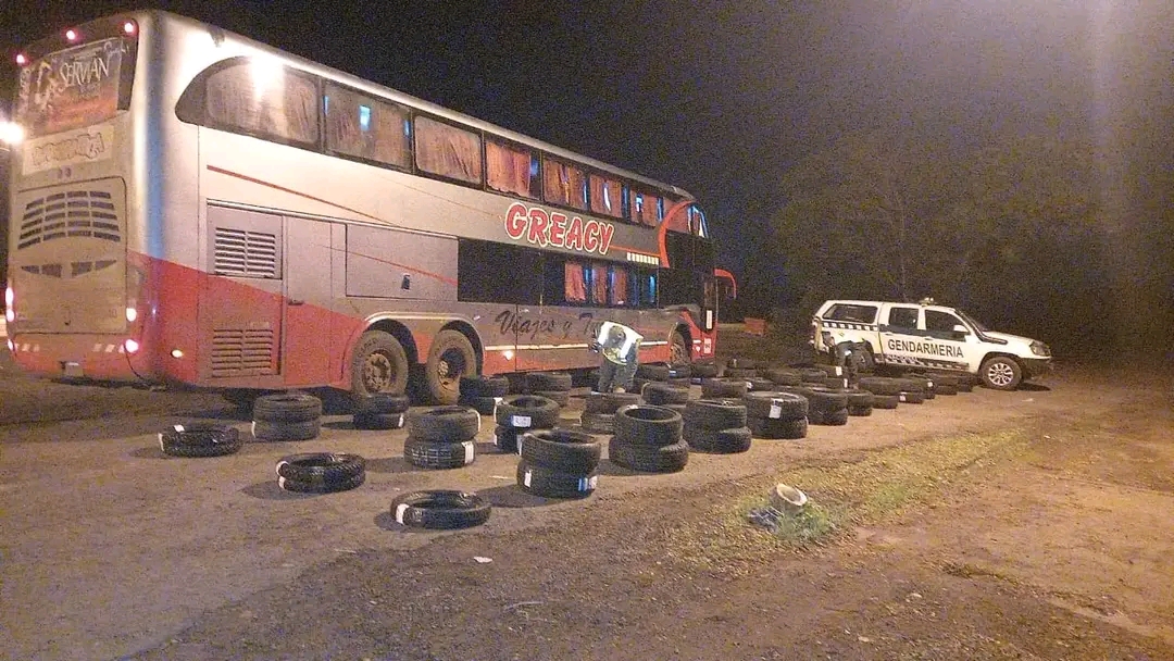 Virasoro: Gendarmer&iacute;a incaut&oacute; un micro que transportaba neum&aacute;ticos de contrabando 