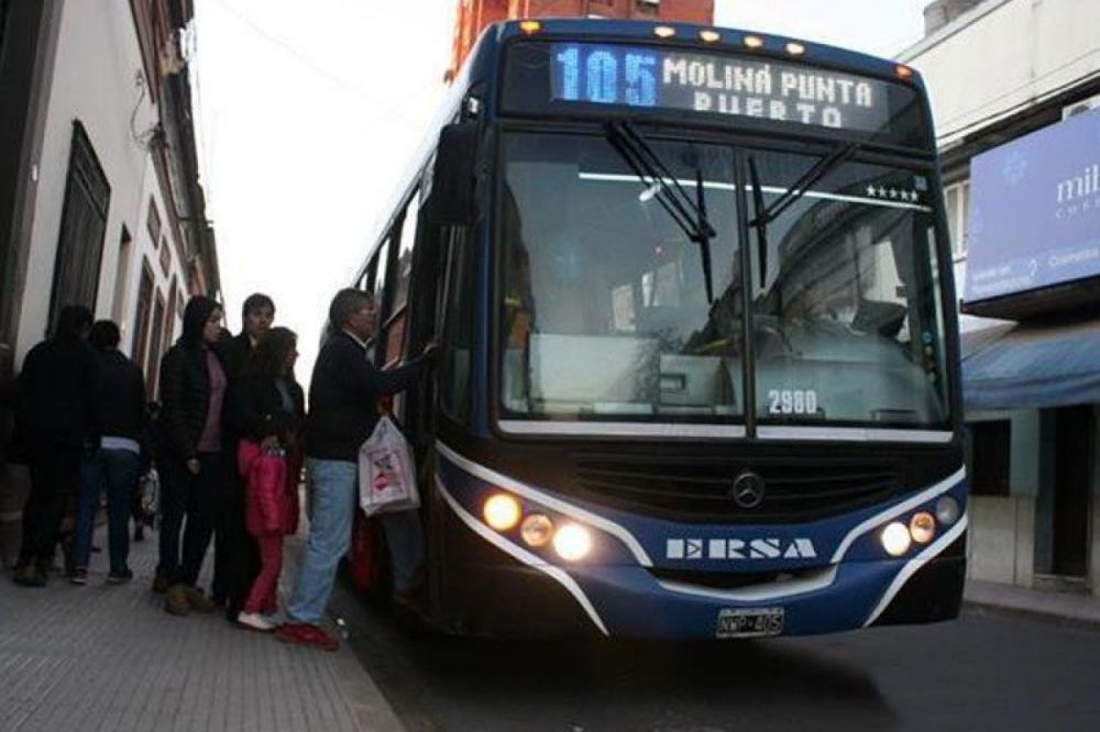 Pese al acuerdo contin&uacute;a la medida de fuerza y solo funcionan dos l&iacute;neas de colectivos 