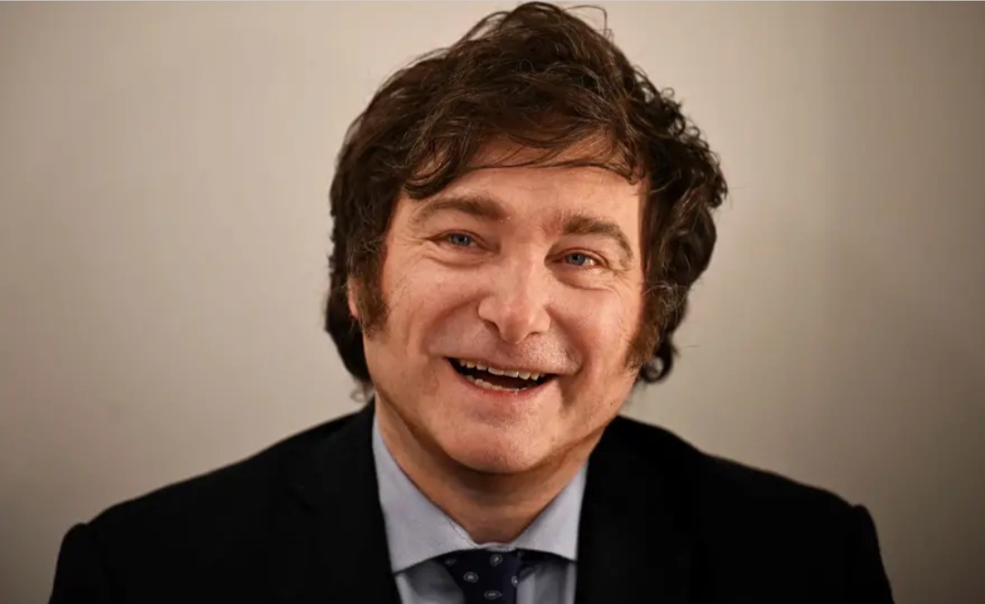 Javier Milei present&oacute; en Corrientes una copia del plan para C&oacute;rdoba en el que propone desarrollar los sectores vitivin&iacute;colas y petrol&iacute;feros