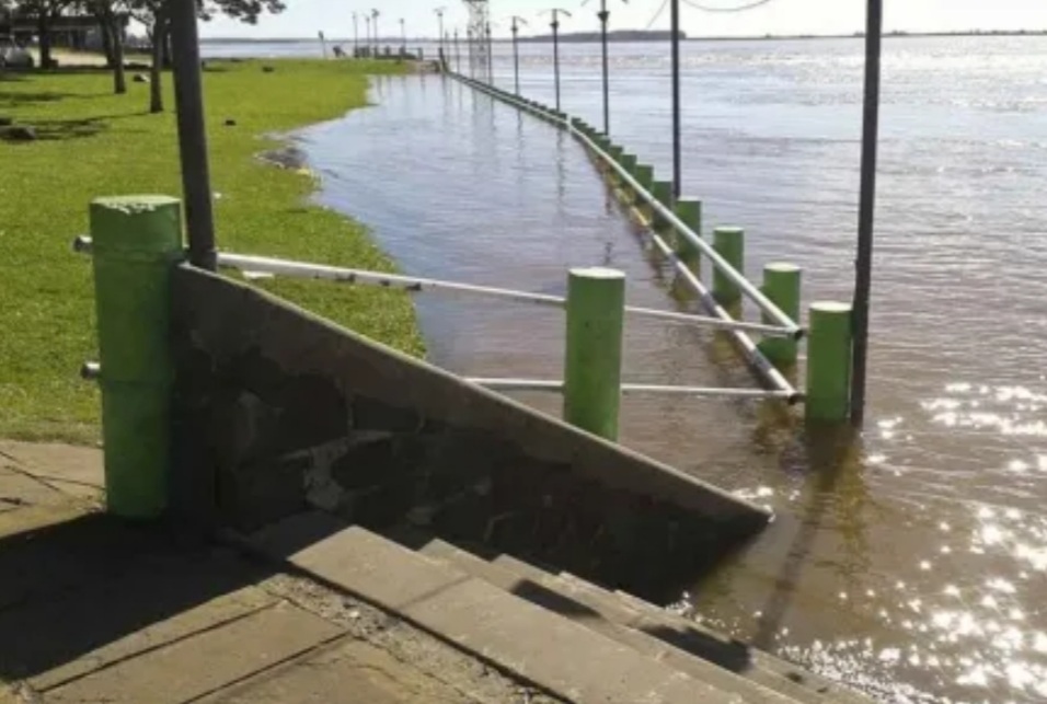 Paso De Los Libres: Cerraron la costanera por la crecida del r&iacute;o 