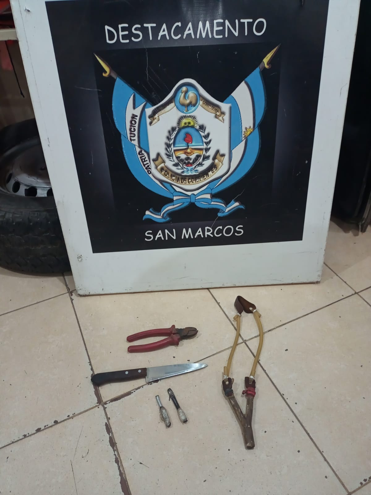 Romp&iacute;an los vidrios de los colectivos con una gomera y fueron detenidos 