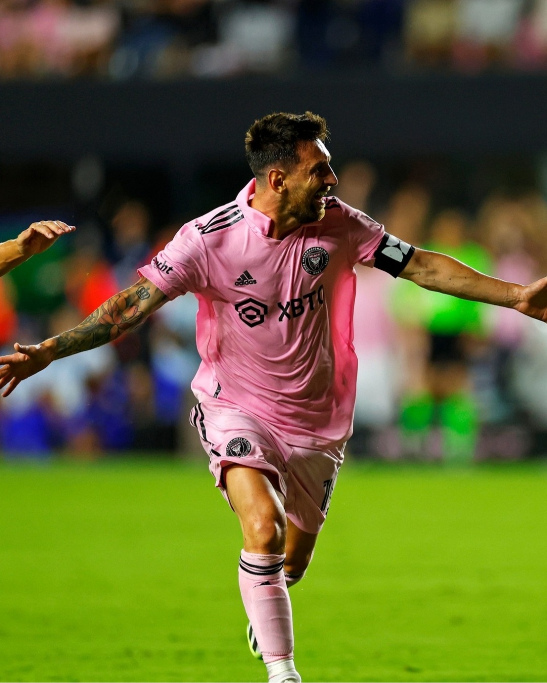 Debut so&ntilde;ado de Messi: con un golazo de tiro libre sobre la hora